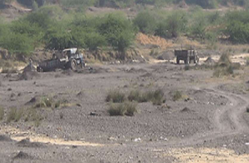 23 Trucks Filled With Sand Catch The Villagers - रेती से भरे 23 ट्रकों को ग्रामीणों ने पकड़ा | Patrika News