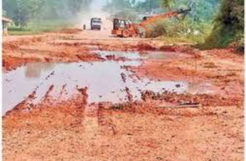 udaipur बारिश की पहली झमाझम ने इन गांवों का मुख्य आबादी से काट दिया संपर्क