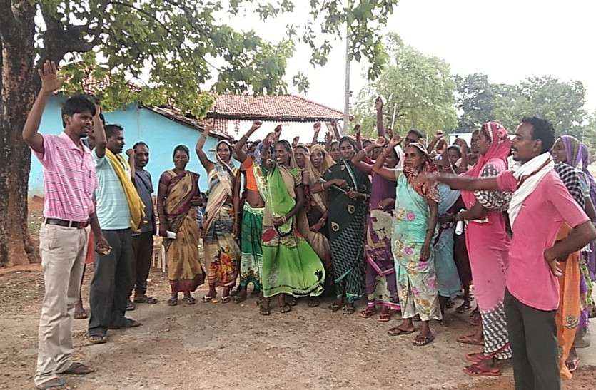 मोरगा के ग्रामीण हुए लामबंद, पेड़ों की गिनती जबरन करने पर भड़के, रेंजर के खिलाफ शिकायत करते हुए ये कहा... मोरगा के ग्रामीण हुए लामबंद, पेड़ों की गिनती जबरन करने पर भड़के, रेंजर के खिलाफ शिकायत करते हुए ये कहा...