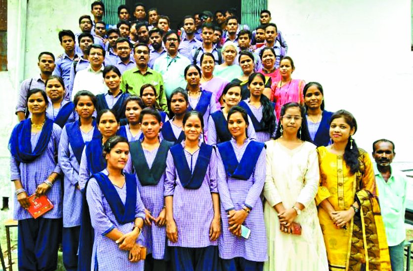 Unique farewell ceremony in college गीत, कविताओं की प्रस्तुति के साथ दी सफलता की सीख, आप भी जानें