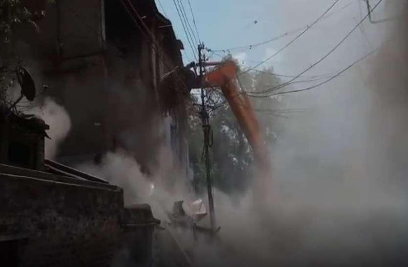 INDORE VIDEO : 100 साल पुराने इस मकान को निगम ने तोड़ा, अब इन्हें तोडऩे की तैयारी