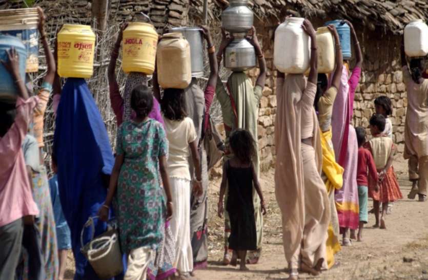 Water crisis बुंदेलखंड जल संकटः मिट नहीं पा रही प्यास, 955 करोड़ की परियोजनाएं पड़ीं शासन के पास