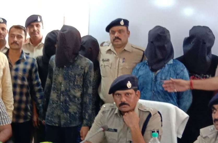 Robbers arrested, on police remand खाना बनाने वाले नौकर ने ऑनलाइन मंगाया था ज्वलनशील स्प्रे, फिर दोस्तों के साथ मिलकर किया घिनौना कृत्य