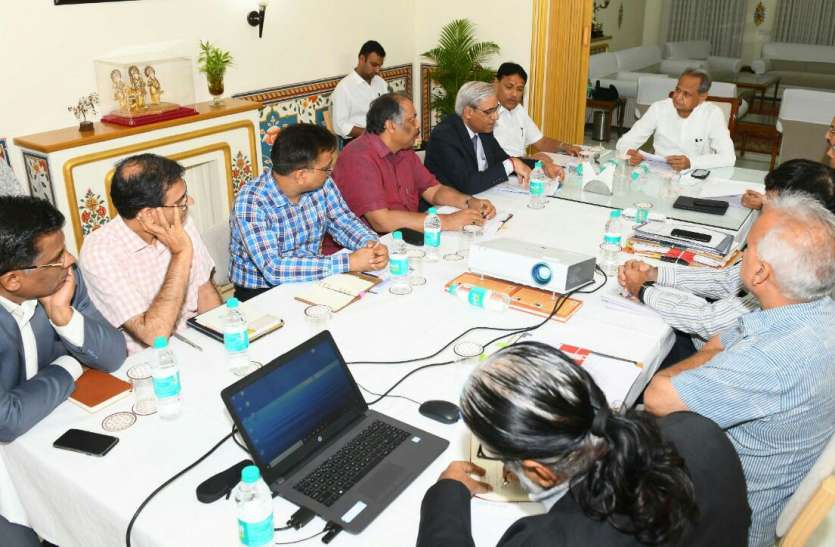 Barmer Refinery Barmer Refinery : CM गहलोत ने दिए निर्देश, 4 वर्ष की सीमा में पूरा हो रिफाइनरी का काम, स्थानीय लोगों की सुविधा का रखें ध्यान
