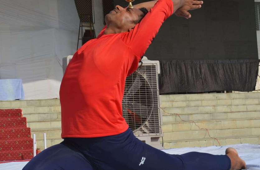 International Yoga Day 21 जून को अपने घरों में ही मनाएं छठवां अंतरराष्ट्रीय योग दिवस: डीएम
