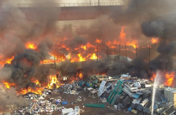 Delhi Metro disrupted, Kalindi Kunj Furniture market fire दिल्ली: कालिंदी कुंज मेट्रो स्टेशन के पास फर्नीचर मार्केट में लगी आग, 2 घंटे बाद मेट्रो सेवा बहाल