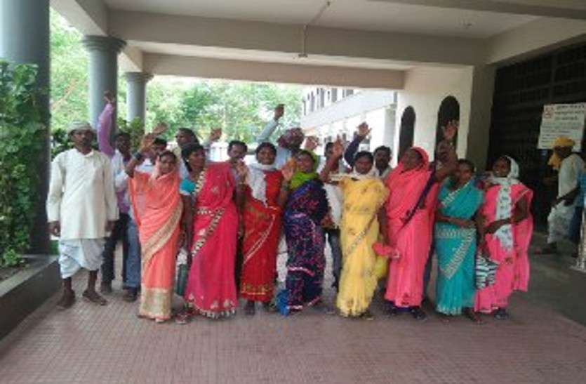 cg news जमीन अधिग्रहित करने से आक्रोशित ग्रामीणों ने कलेक्ट्रेट में किया प्रदर्शन, जमकर की नारेबाजी
