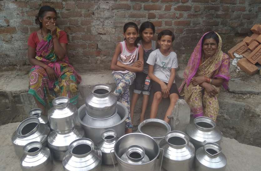 dfs हैंडपंप हो चुके बंद, कुएं का जलस्तर भी नदारद