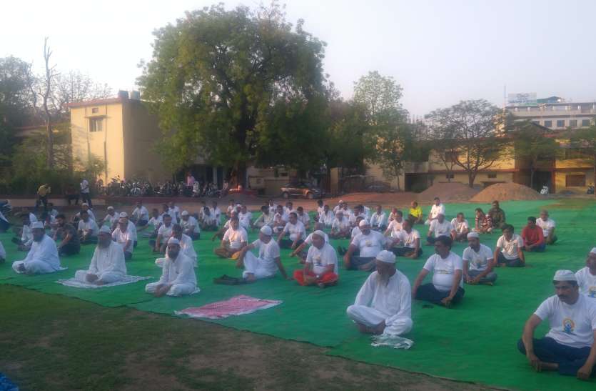 jhansi अंतर्राष्ट्रीय योग दिवस पर झांसी से हुई शुरूआत, मदरसा शिक्षकों ने किया योग