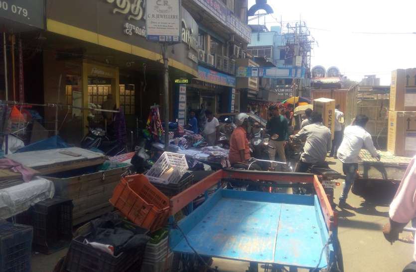 chennai, parking, tamilnmadiu, traffic, police, bike, car, साहुकारपेट की गलियां पार्किंग से सिकुड़ी