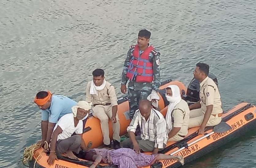 River, boat, death, Narmada river, Ganges, police, corpses, Modi 36 घंटे तलाश के बाद नर्मदा नदी से निकाले गए पांच शव