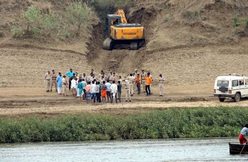 Narmada sand mining कम्प्यूटर बाबा ने कहा- नर्मदा में अवैध रेत खनन भाजपा सरकार की देन