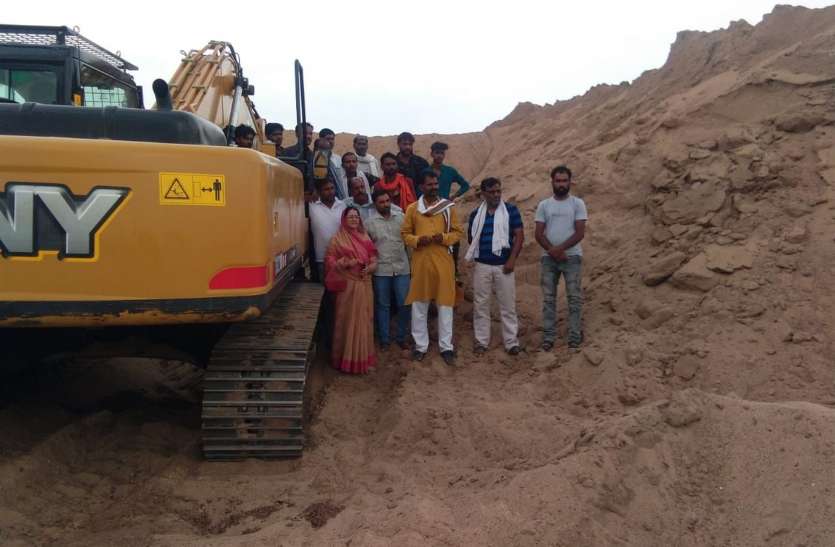 प्रतिबंध के बावजूद खुलेआम किया जा रहा था रेत का उत्खनन स्टॉक में मिला रेत का पहाड़, तीन वाहन जप्त, दो टू-माउंटेन मशीन करते मिली अवैध रेत उत्खनन विधायक ने दिया रेत खदान पर धरना,सूचना देने के तीन घंटे बाद पहुंचा पुलिस प्रशासन