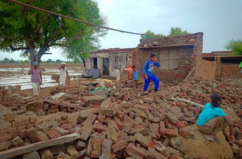 Heavy Rain In Rajasthan Heavy Rain In Rajasthan : अंधड़-बारिश का कहर, 12 से अधिक मकानों को हुआ नुकसान, मवेशियों को भी आईं चोटें
