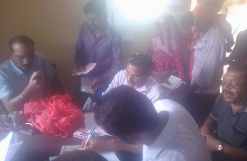 EOW team arrived, seized documents, issued notice यहां पहुंची ईओडब्ल्यू टीम, जब्त किए दस्तावेज, जारी किया नोटिस