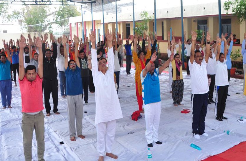 patrika अंतरराष्ट्रीय योग दिवस पर आखिर क्यों जनप्रतिनिधयों ने बनाई दूरी