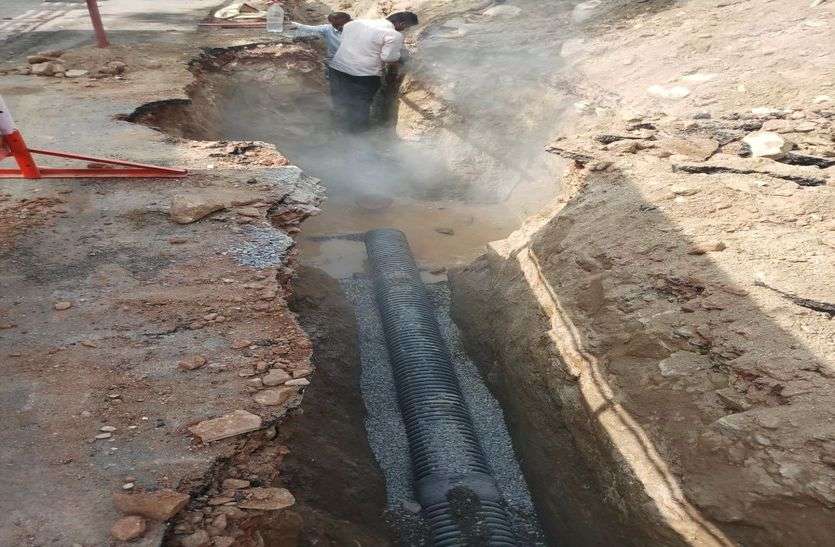 Sewer Line : यहां ठेकेदार चला रहा मनमर्जी