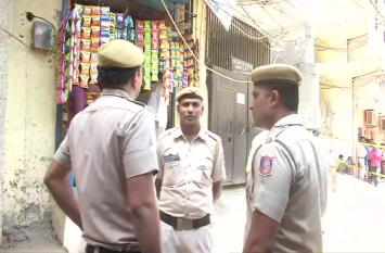 South Delhi: Man killed his wife and 3 children in Mehrauli दिल्लीः महरौली में पत्नी और 3 बच्चों की चाकू से गोदकर हत्या, पूछताछ में जुटी पुलिस