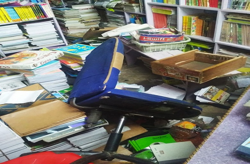 bharatpur Bharatpur news: तोड़ रहे थे दुकान का ताला, इस बीच गाड़ी को देख भाग निकले