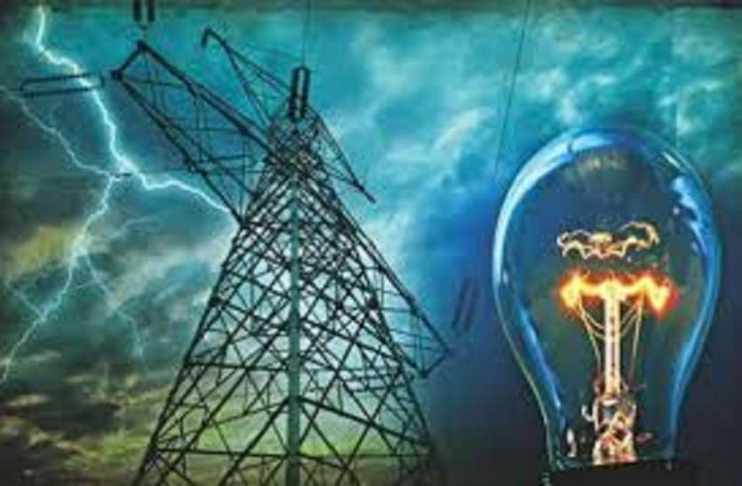 electricity कार में डालकर ले गए और विद्युतकर्मी से चाकू की नोक पर कराई मरम्मत