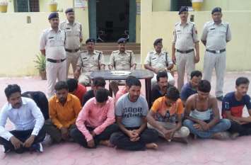 Police caught 13 gamblers from forest शक न हो इसलिए ग्रामीणों की वेशभूषा में बाराती गाड़ी में जंगल पहुंची पुलिस, देखा तो 13 लोग कर रहे थे ये काम, फिर...