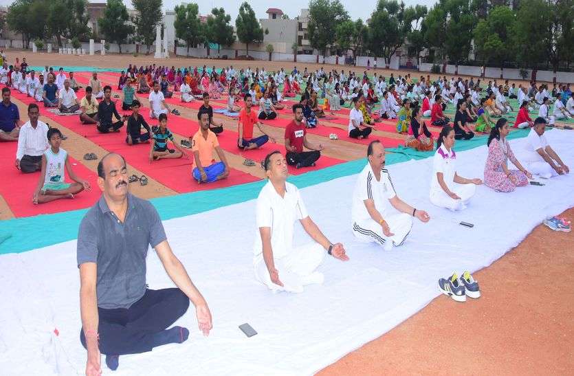 jointly organized yoga किशनगढ़ एमएलए, एसडीओ, डिप्टी और आम नागरिकों ने मिलकर किया योग