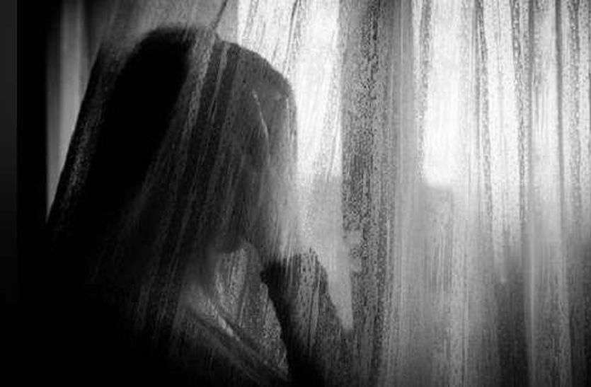 Husband Killed Wife : खाड़ी देश में कमाने की कहकर उसने लम्बे समय से पीहर में रह रही पत्नी को बुलाया। बाद में रात को पत्थर मारकर पत्नी का सिर कुचल कर हत्या कर दी।