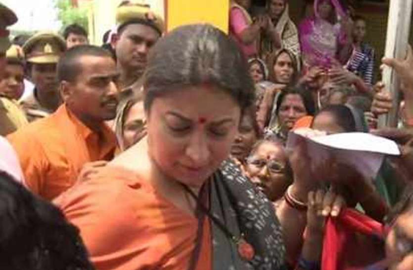 smriti irani गोवा सीएम प्रमोद सावंत के साथ अमेठी पहुंची स्मृति ईरानी, सुरेंद्र सिंह के परिवार से की मुलाकात