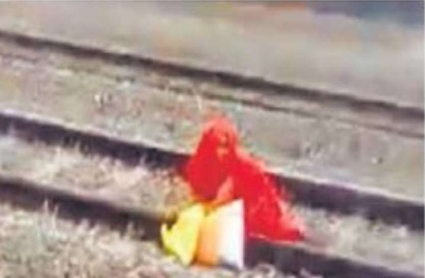Train Passed Over A Woman : जब जिंदगी आप पर मेहरबान होती है तो मौत भी आपका कुछ नहीं बिगाड़ सकती। देखें VIDEO