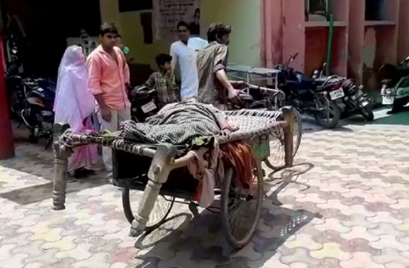 shamli Video: शामली में रेहड़ी पर अस्पताल ले जाना पड़ा बीमार पत्नी को, प्रशासन ने दी यह सफाई