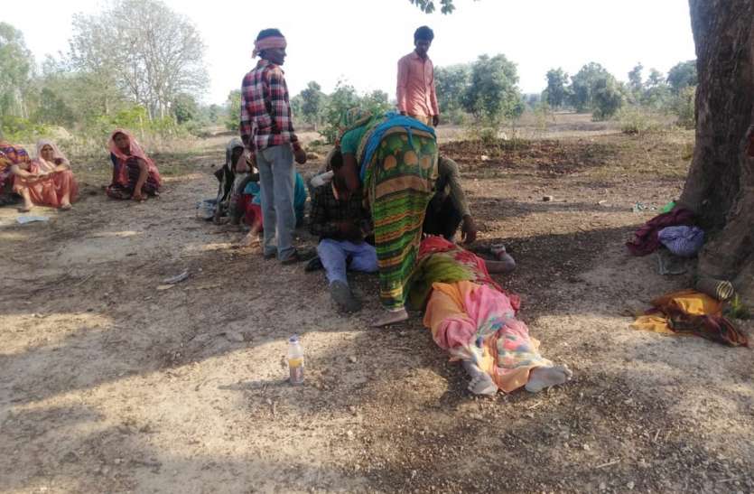 Death of two women due to soil erosion, JCB removed dead body मिट्टी धंसकने से दो महिलाओं की मौत, जेसीबी ने निकाली लाश