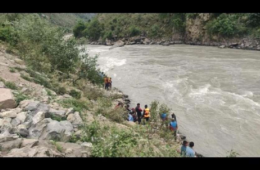 सिंधु नदी में हादसा पाकिस्तान: सिंधु नदी में जीप डूबी, 9 लोगों की मौत