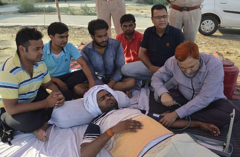 Brij university Student President's health deteriorated भूख हड़ताल पर बैठे छात्रसंघ अध्यक्ष की तबीयत बिगड़ी, चिकित्सकों ने की जांच