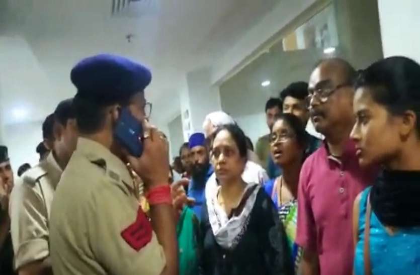 Controversy in raipur Raipur : महिला की मौत के बाद पुरुष कर्मचारी बदल रहे थे कपड़ा, परिजनों ने अस्पताल में किया हंगामा