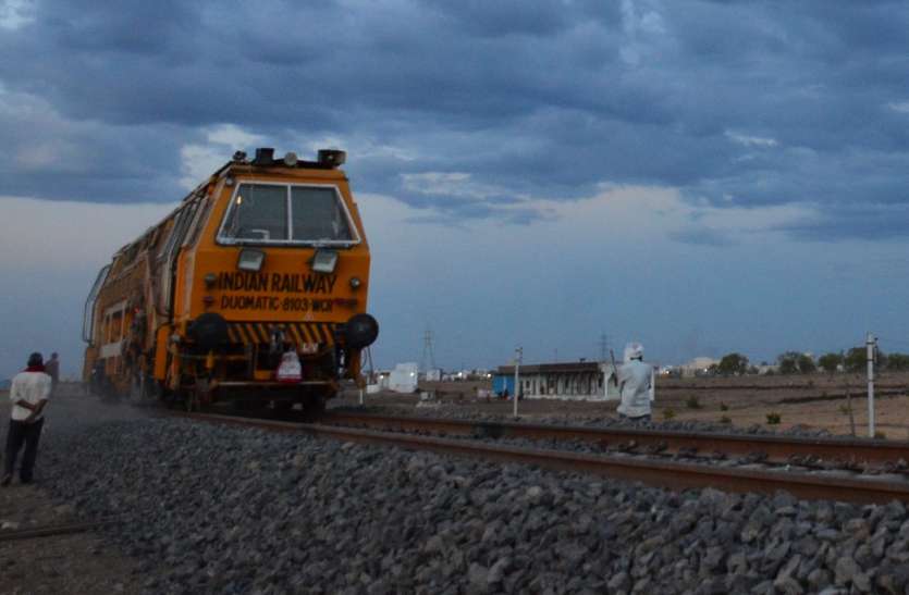 Mathela Nimar Kheri Western Railway Track NTPC Selda plant CRS Visit 110 की रफ्तार से देखी 56 किमी नए ट्रैक की गुणवत्ता, 40 मिनट में सफर पूरा