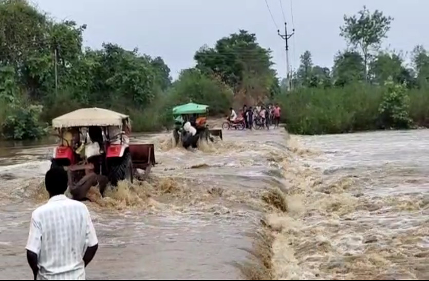 Heavy rainfall in cg : river basins on boom in chhattisgarh | छत्तीसगढ़ में  भारी बारिश से नदी-नाले उफान पर, NH-130 पर लगा लंबा जाम, कई जगह गिरे पेड़ |  Patrika News