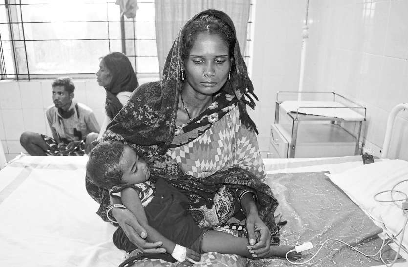 Japanese encephalitis दो दिन पहले बेटे को खो चुकी मां, अब मासूम बेटी को गोद में लिए होश में आने की मांग रही दुआ