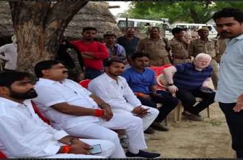 BJP Leader Sangam lal statement on Vinay Kumar Death Case प्रतापगढ़ में मारे गए दलित के घर पहुंचे बीजेपी सांसद संगम लाल गुप्ता, दिया यह आश्वासन