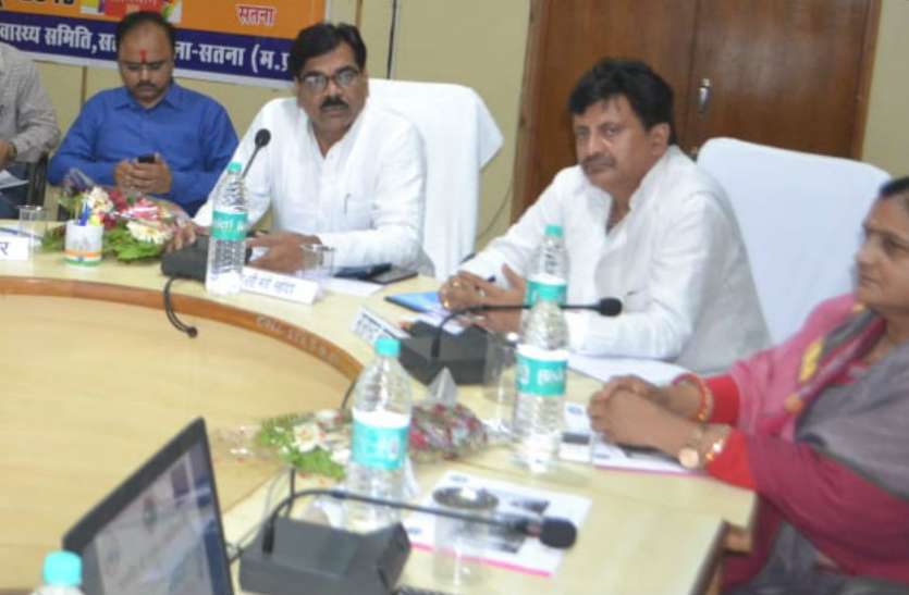 satna मंत्री की बैठक बिजली गुल तो BJP सांसद बोले- मंत्रीजी या तो कांग्रेस रह सकती है या बिजली; दोनों साथ नहीं