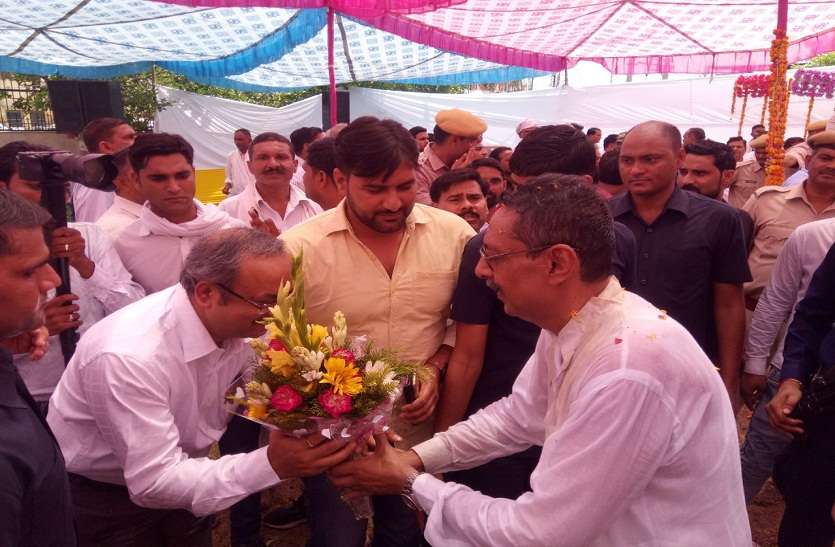 bharatpur Bharatpur news: मंत्री के जन्मदिन पर बधाई देने के लिए सर्किट हाउस में उमड़ी भीड़