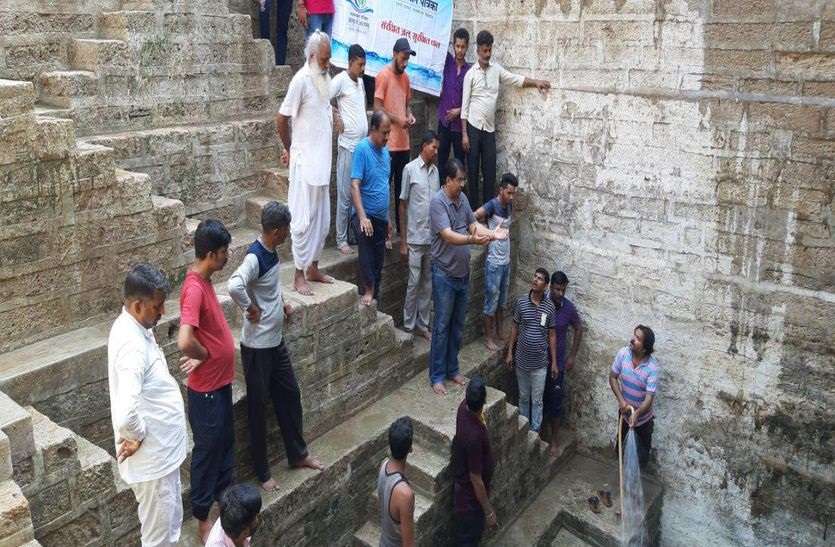 jalorebhinmalamritmjalam बावड़ी में श्रमदान कर जल संरक्षण का संकल्प लिया