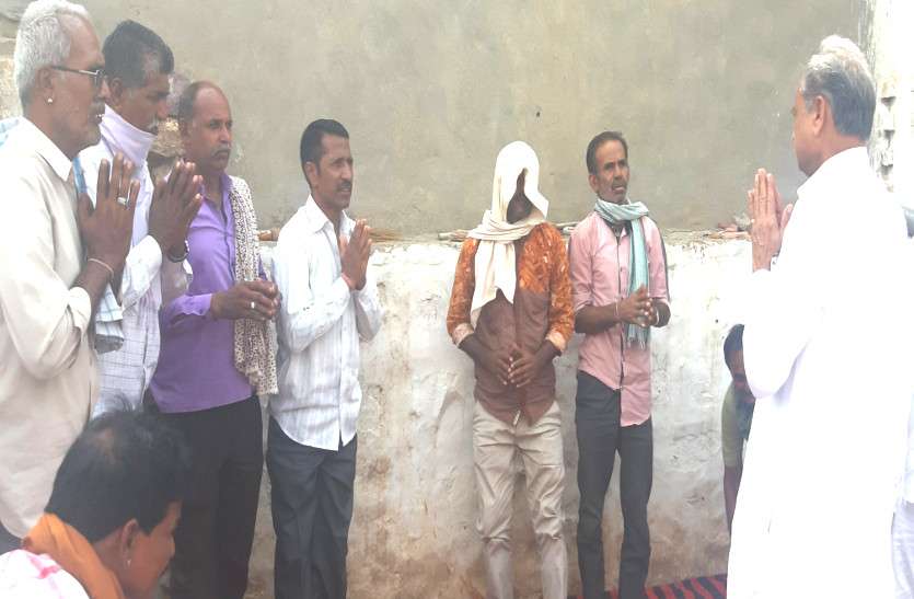 Barmer Pandal Collapse, CM Ashok Gehlot condolence to people Barmer Pandal Collapse: सीएम गहलोत को देखते ही फूट पड़ी मृतक परिजनों की रुलाई, मुख्यमंत्री ने बंधाया ढांढस
