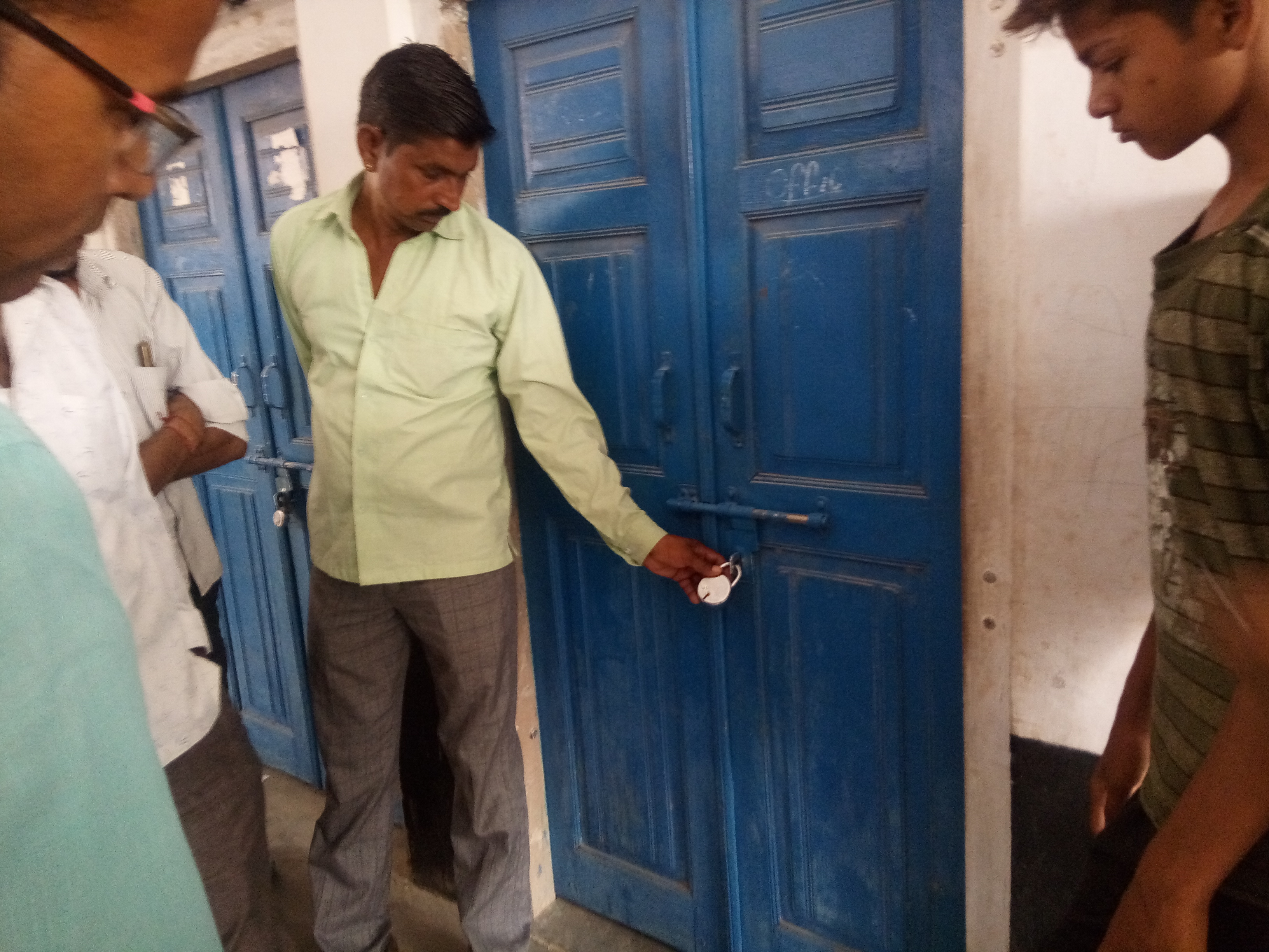 Angry villagers locked the girl school on low examination results न्यून परीक्षा परिणाम से नाराज ग्रामीणों ने बालिका स्कूल पर लगाया ताला