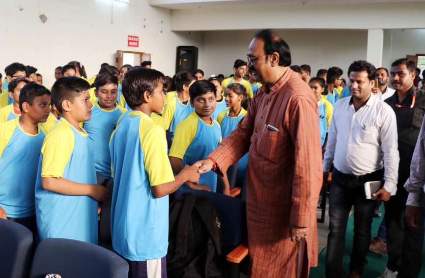 ग्रीष्मकालीन प्रशिक्षण शिविर के समापन पर खिलाडिय़ों और प्रशिक्षकों को बांटे ट्रेक सूट ग्रीष्मकालीन प्रशिक्षण शिविर के समापन पर खिलाडिय़ों और प्रशिक्षकों को बांटे ट्रेक सूट