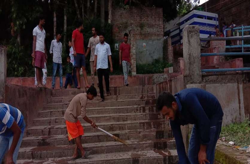 kolkata Amritam jalam abhiyan at hazinagar: श्रमदान में उमड़ी हाजीनगर वासियों की श्रद्धा