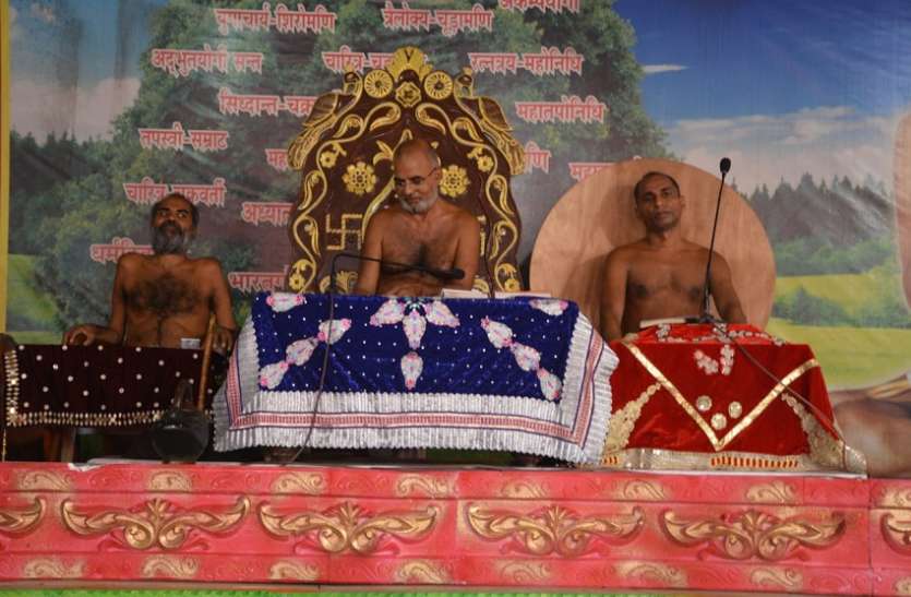 kolkata Srifal for chaturmaas: विमल सन्मति आचार्य के शिष्यों का एकसाथ चातुर्मास के लिए श्रीफल अर्पित