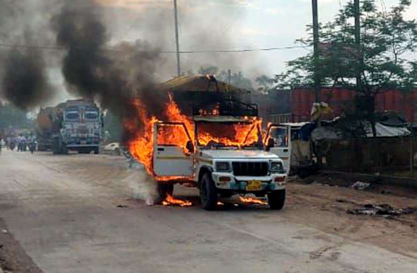 pickup vehicles fire in satna-Rewa road pickup vehicle Fire news today सीट के नीचे रखी बैटरी से सुलगी चिंगारी, बीच रास्ते में धू-धू कर जलने लगा पिकअप वाहन