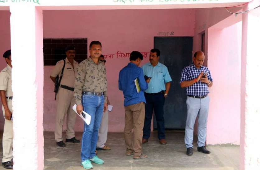 Collector has inspected many schools in satna कलेक्टर ने किया कई स्कूलों का निरीक्षण, लापरवाह शिक्षक निलंबित, प्राचार्य को कारण बताओ नोटिस