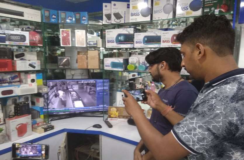 theft in bhilai मोबाइल शो रूम में चोरी, 10 लाख के महंगे सेट ले उड़े चोर, पूरी वारदात CC टीवी में कैद, Video
