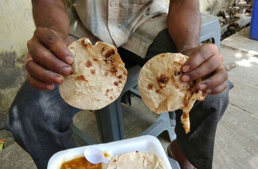 Annapurna rasoi yojana-annapurna rasoi-free food-udaipur news गरीब के निवाले का कोई धणी-धोरी नहीं, जली हुई रोटियां, बेस्वादी है सब्जी